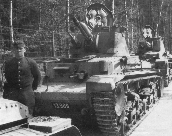 Колонна танков LT vz.35, реквизированных у PUV-1 в Миловицах.